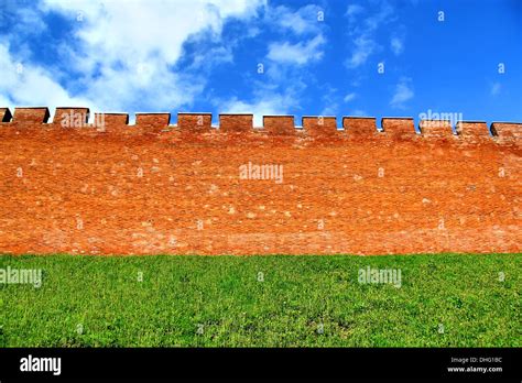  Le Mur de la Cité de Novgorod: Une Exploration en Briques et en Histoire!