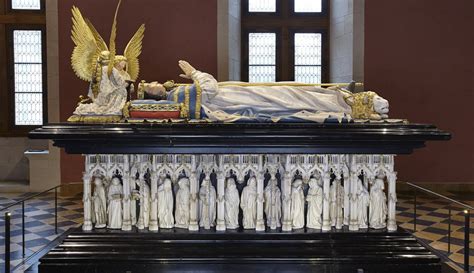 Le Tombeau de Uigong: Un Monument Émouvant à l’Art et à la Mort