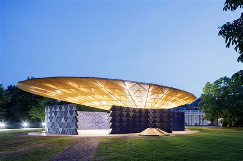  Le Pavillon en Harmonie Céleste: Un Reflet de la Paix Intérieure à Travers les Couleurs Vibrantes