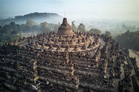 Le Relief de Borobudur ? Une Ode à la Sagesse et à l’Éveil Spirituel !